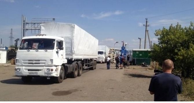 КамАЗы из российского гуманитарного конвоя на большой скорости двинулись в Луганск