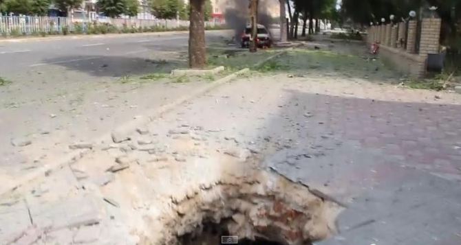 В результате обстрела в центре Луганска образовался «кратер» (видео)
