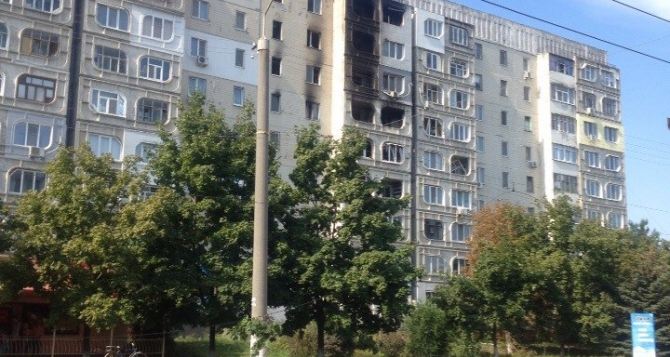 В Луганске снаряд попал в жилой дом. Сгорело несколько квартир. — Местные жители (фото)