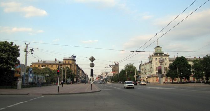 Обстрел улицы Советская в Луганске. Люди разбегаются в укрытия (видео)