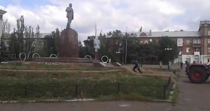 В Северодонецке снесли памятник Ленину (видео)