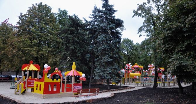 «Визитная карточка» блокадного Луганска — пустые детские площадки (видео)