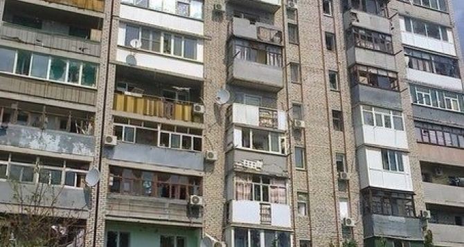 В Луганске под обстрел попала жилая многоэтажка в районе областной больницы (фото)