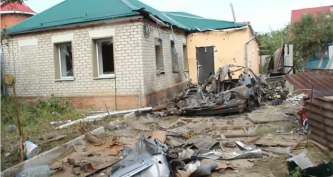 В Луганске снаряд разорвался во дворе частного дома  (видео)