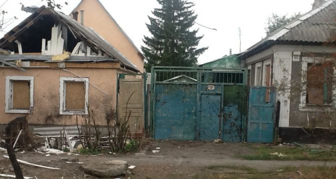 Последствия обстрела улицы Лутугинской в Луганске (фото)