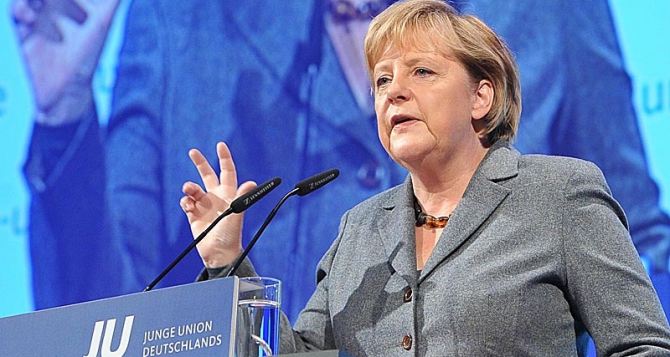 Меркель высказалась против поставок вооружений Украине