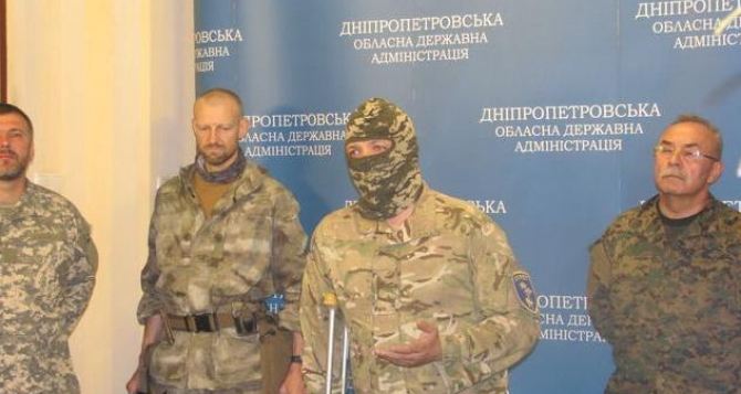 Семенченко снял балаклаву и показал свое лицо фото