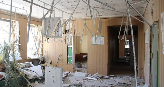 Разрушенная Новосветловка: больница после обстрела (фото)
