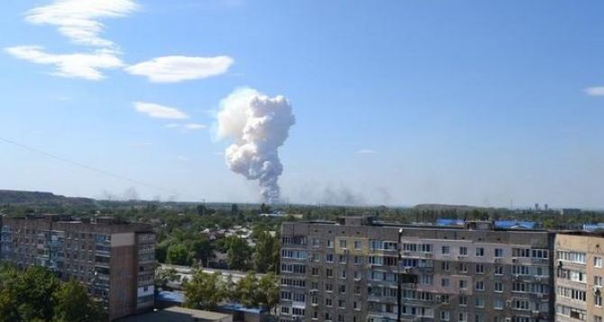 Снаряд взорвался рядом с СШ№42 — возле мусорных контейнеров у фитнес-клуба. — Сводка по Луганску за 4 сентября
