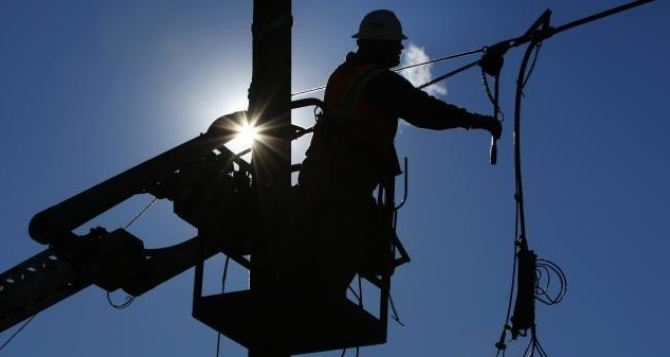Электрики чинят «пошматованные осколками провода». — Весточка из блокадного Луганска