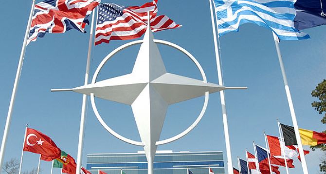 НАТО не будет централизованно поставлять оружие Украине