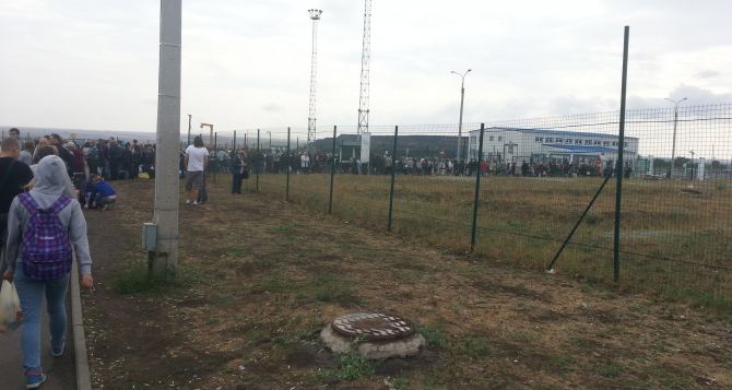 На границе в районе «Изварино» собираются огромные очереди (фото)