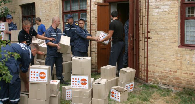Переселенцам из Донбасса раздали более 5 тысяч гигиенических наборов (видео)