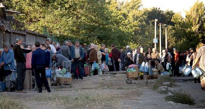 Будни блокадного Луганска: очереди за самым необходимым (фото)