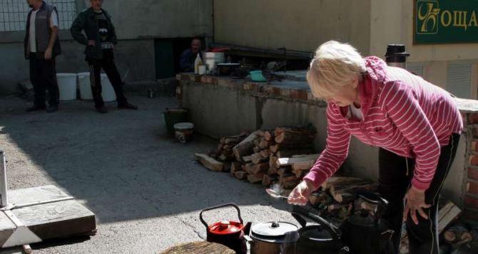 Жители Луганска готовят еду во дворах (фото)