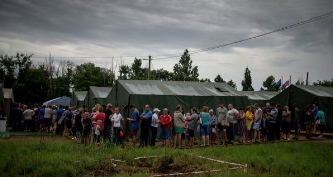 Луганская и Донецкая народные республики начали выплачивать пособия беженцам