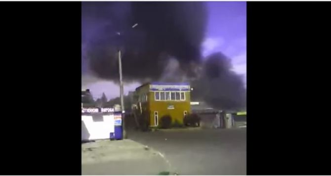 Последствия обстрела Путиловского рынка в Донецке (видео)