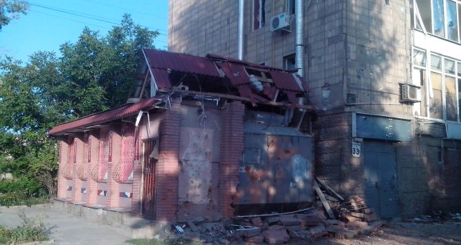 Последствия обстрела Луганска: квартал Ватутина, 33 (фото)