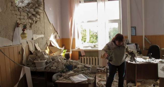 Луганск разрушенный: библиотека им. Горького после обстрелов (фото)