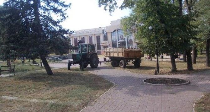 В Луганске убирают сквер возле филармонии (фото)