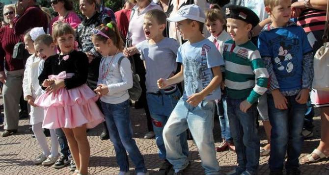 В Луганске выдают гуманитарную помощь для детей