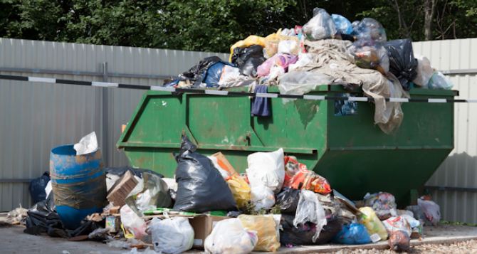 Луганчан призывают помогать коммунальщикам вывозить мусор
