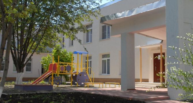 Детский сад в Луганске восстанавливают после обстрелов (видео)