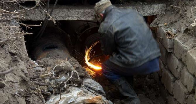 В Луганске ведут восстановительные работы на теплотрассе (фото)