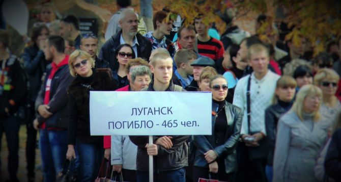 В Луганске в память о погибших мирных жителях запустили в небо бумажных журавлей (фото)