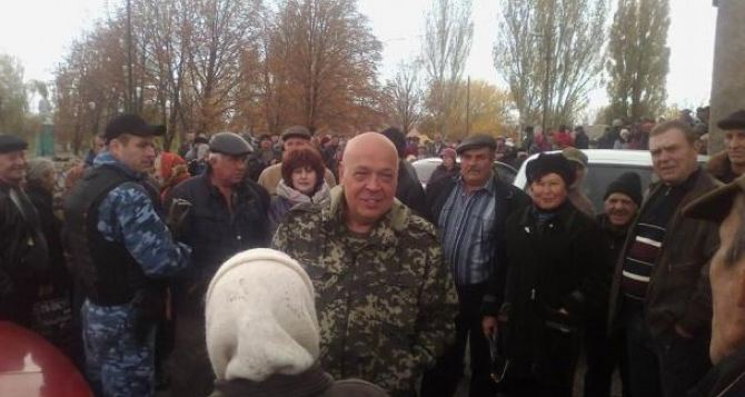Москаль в сопровождении БТРов и автоматчиков раздал на Луганщине пенсии (фото)