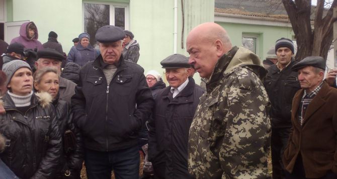 Москаль в сопровождении военных привез 5 миллионов гривен в село на Луганщине