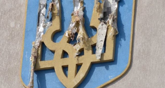 В самопровозглашенной ЛНР убирают со зданий и номерных знаков украинскую символику