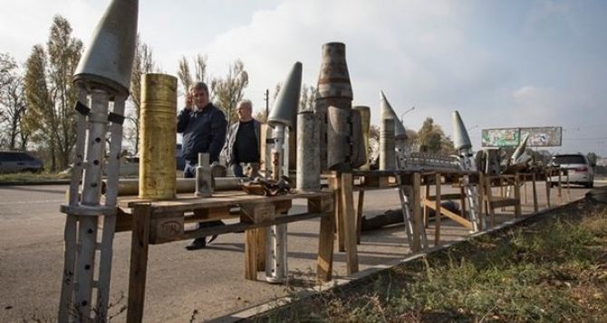 Эхо войны: в Донецке на выставке можно увидеть разорвавшиеся снаряды (фото)