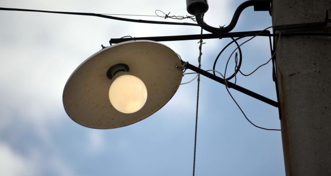 В Артемовском районе Луганска восстанавливают уличное освещение