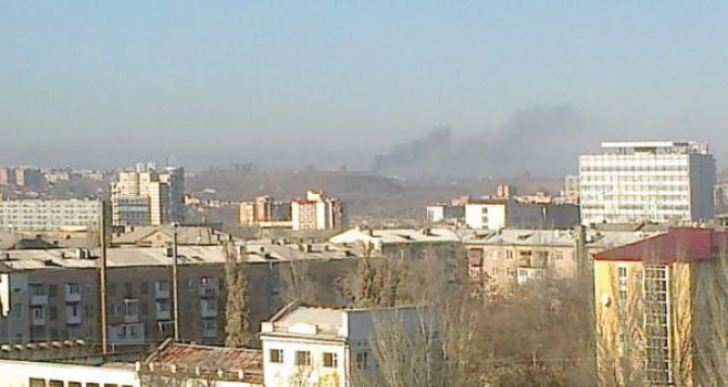 В стороне Донецкого аэропорта виднеется черный дым, в городе не смолкают взрывы (фото)