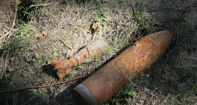 В Горском Луганской области на территорию школы упал снаряд