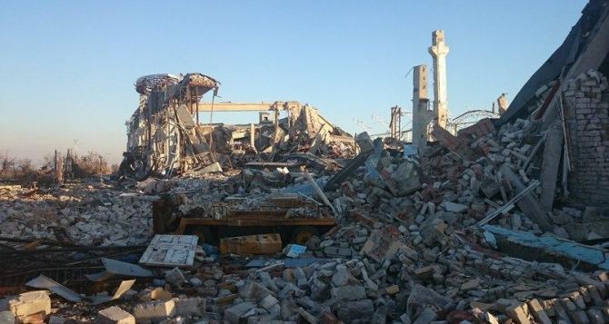Хроники боевых действий: разрушенный аэропорт в Луганске (фото)