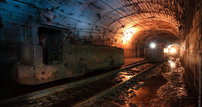 В результате обстрела в Луганской области шахтеры застряли под землей