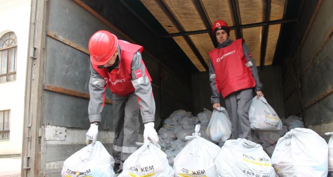 Гуманитарный штаб Рината Ахметова доставил более 5000 продуктовых наборов для жителей Краснодона, Суходольска и Молодогвардейска (фото)