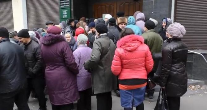 Донецк в панике: люди выстраиваются в очереди к «Ощадбанку» (видео)