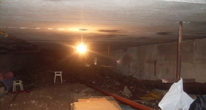 В Луганске снаряд повредил систему теплоснабжения в многоэтажке (фото)