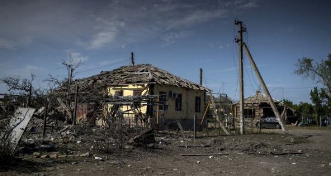 Луганская область под обстрелом: в Макарово разрушены дома, в Чернухино и Крымском нет света