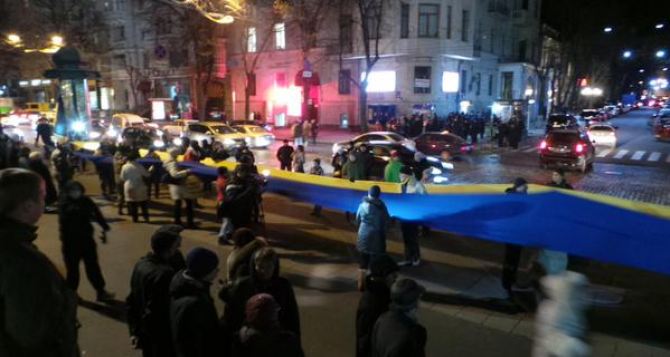 В годовщину Евромайдана в Харькове развернули стометровый флаг Украины
