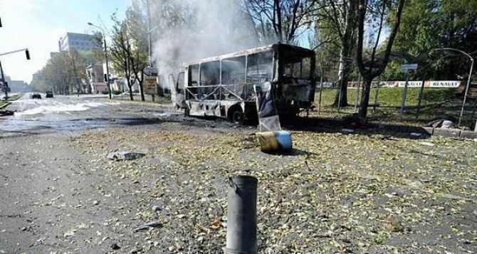 В Донецке снаряд попал в пассажирский автобус. Есть погибшие и раненые