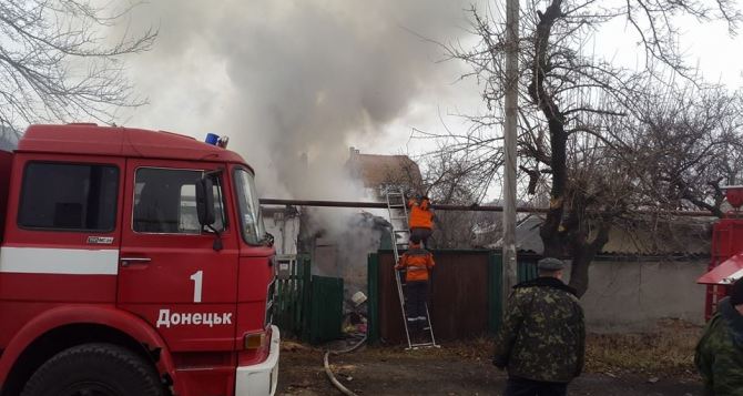 Под обстрел в Донецке попала больница и училище. Два человека погибли (фото)