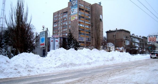 Сейчас частники пытаются откопать свои машины. — Чиновник о снегопаде в Луганске