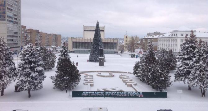 Улицы Луганска украшают в преддверии новогодних праздников