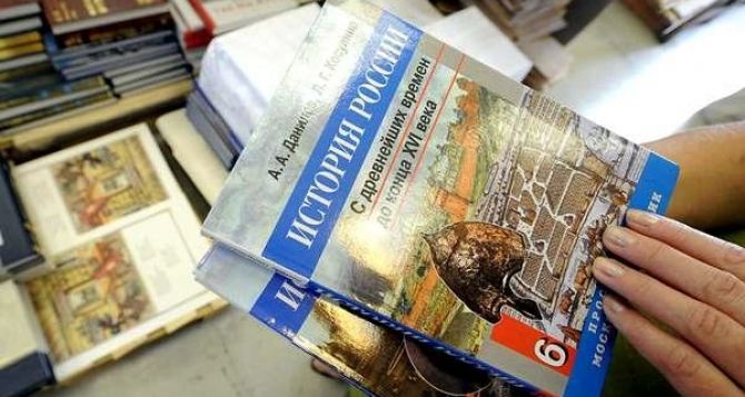 В школы Алчевска передали 26 тысяч российских учебников