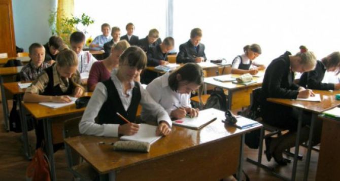 В Харькове уверяют, что школьникам из зоны АТО хватает учебников
