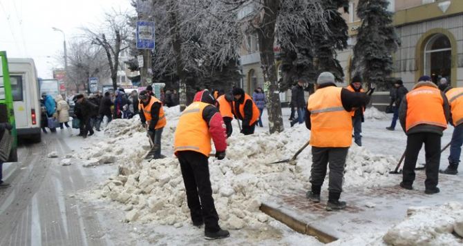 Зима в Луганске: где от снега уже очистили дороги? (фото, адреса)